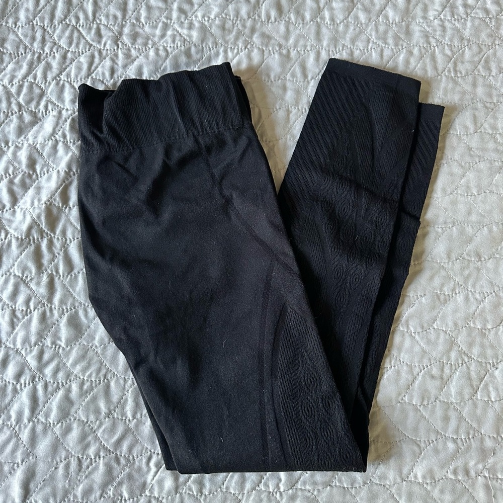 Fabletics black women’s seamless leggings; size M